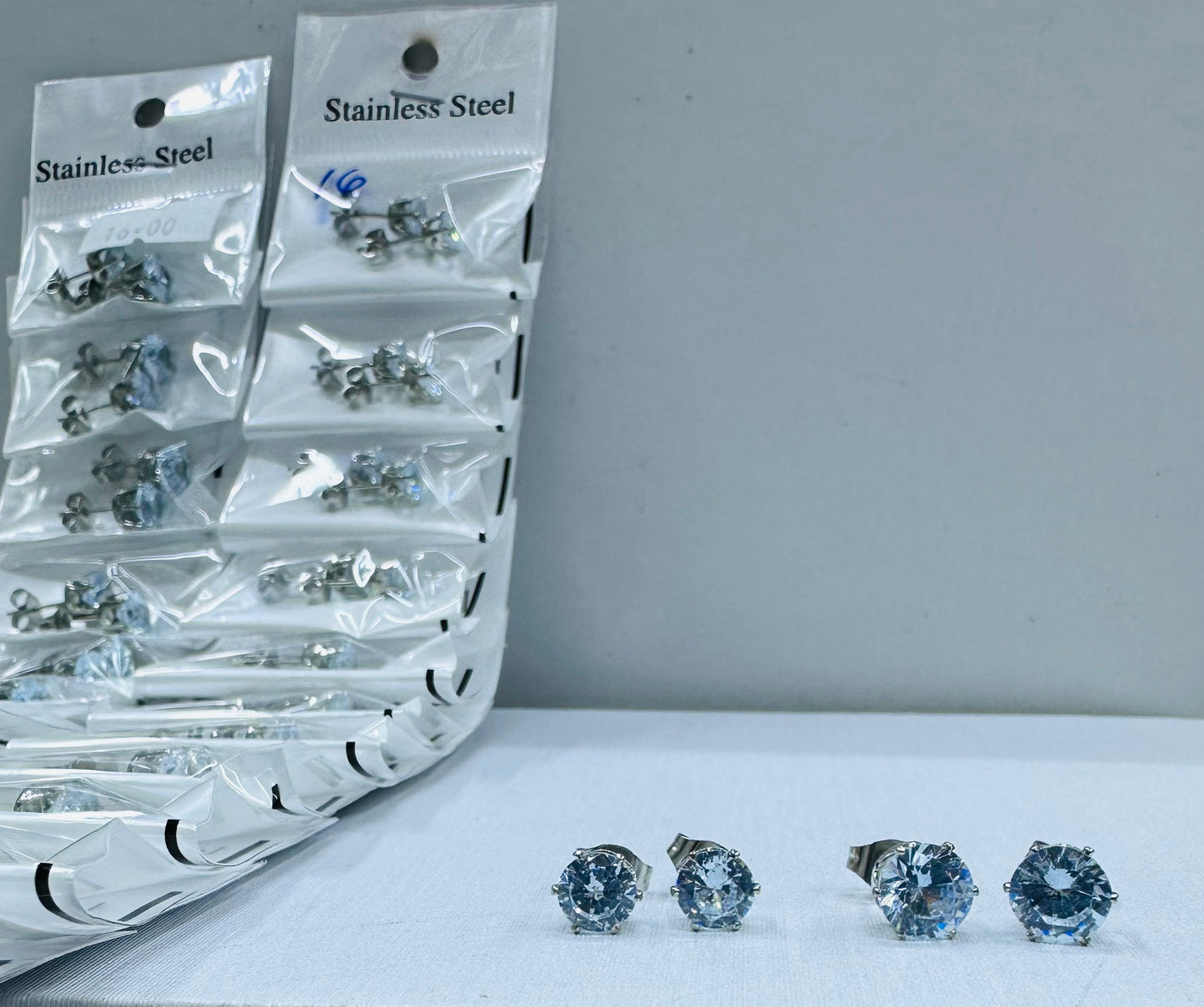Arete de varón plateado con zircon, por 12 pares.