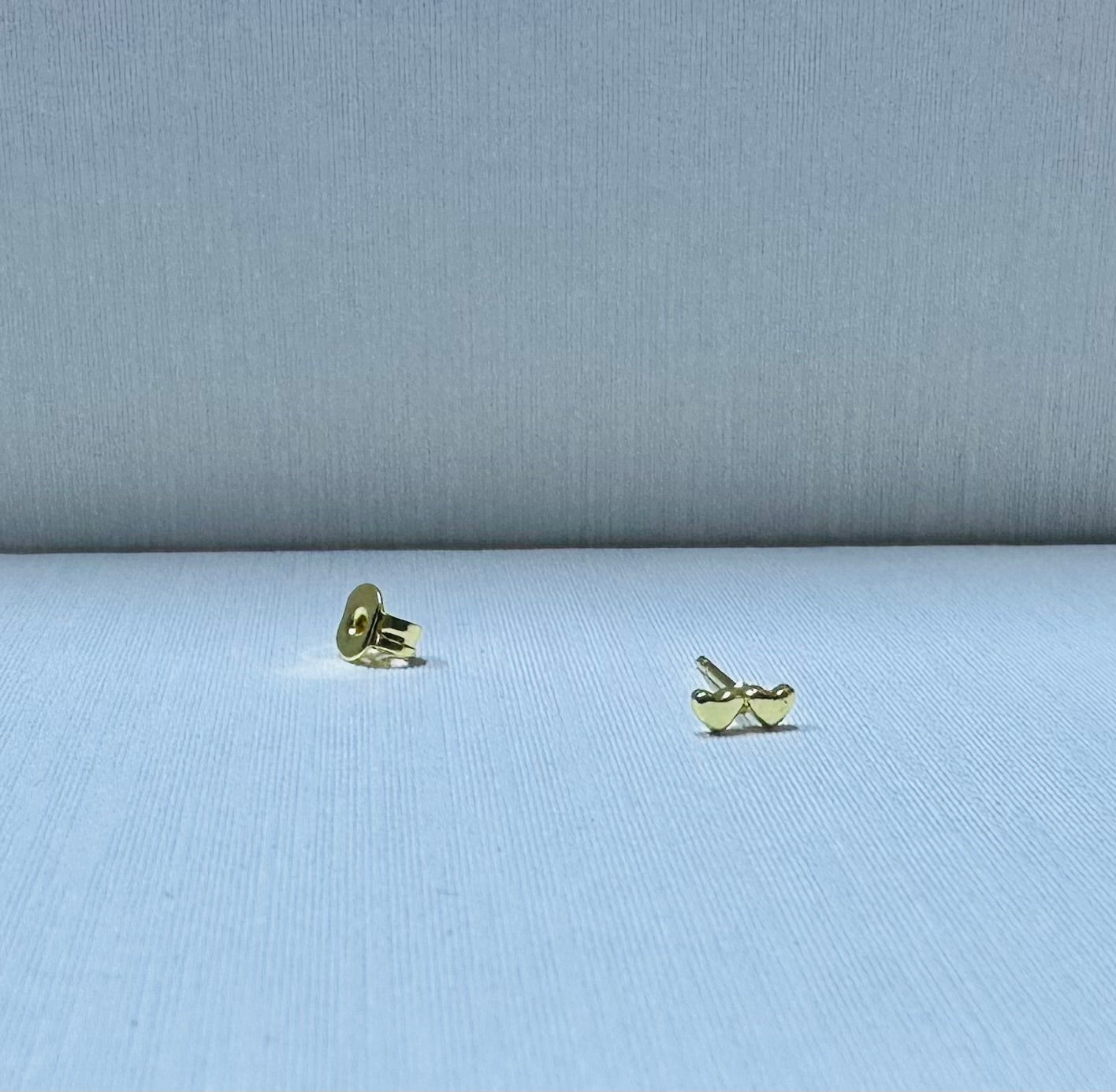Arete miniatura corazón por 12 pares.