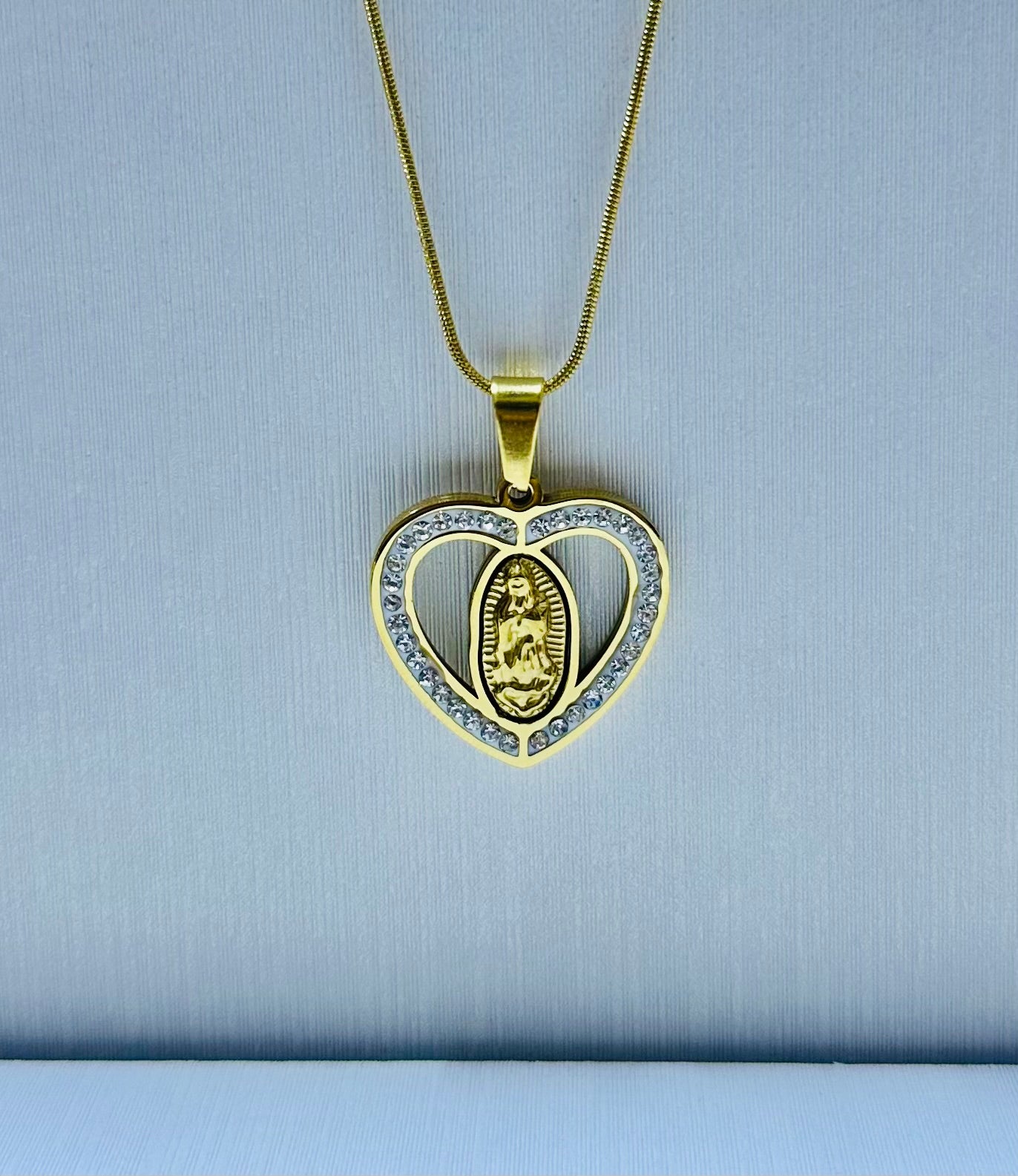 Dije Virgen de Guadalupe con piedra y barro blanco (sin cadena)