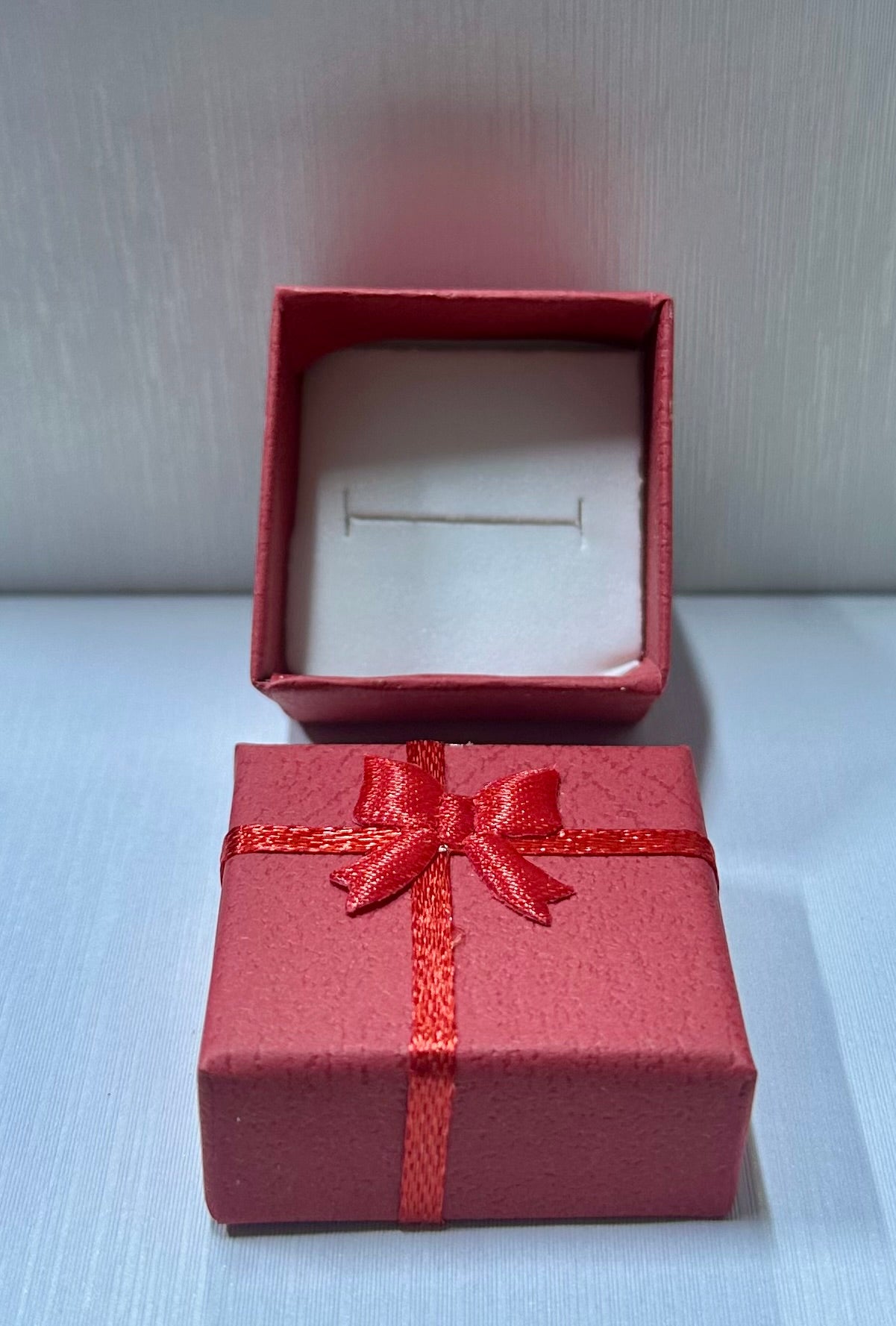 Cajita rojo de anillo 4*4 fondo blanco (por 24 und)