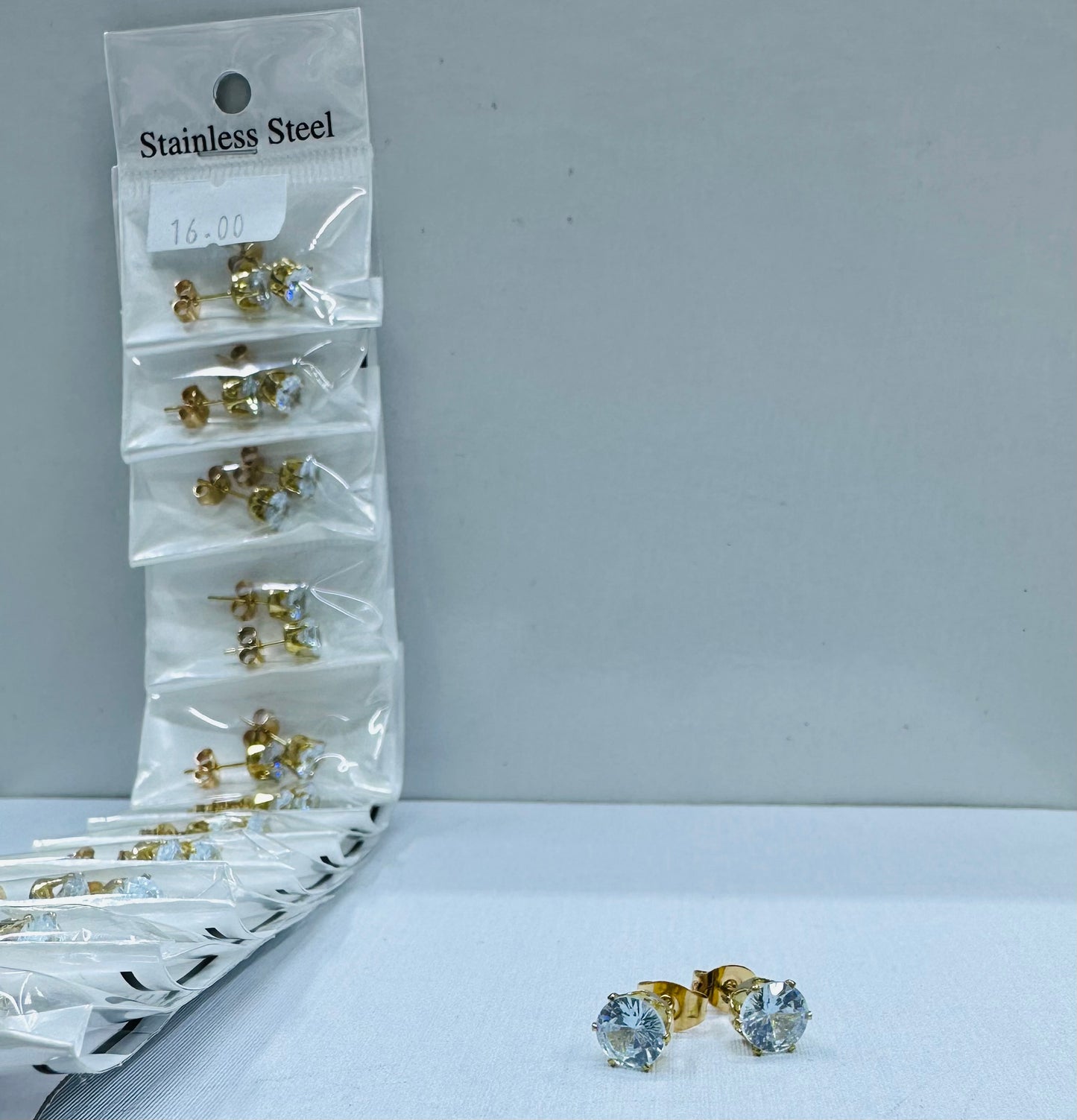 Arete de varón dorado con zircon, por 12 pares.