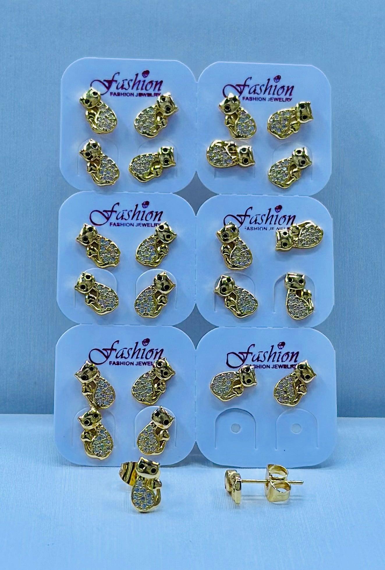 Arete bronce enchapado por 12 pares.
