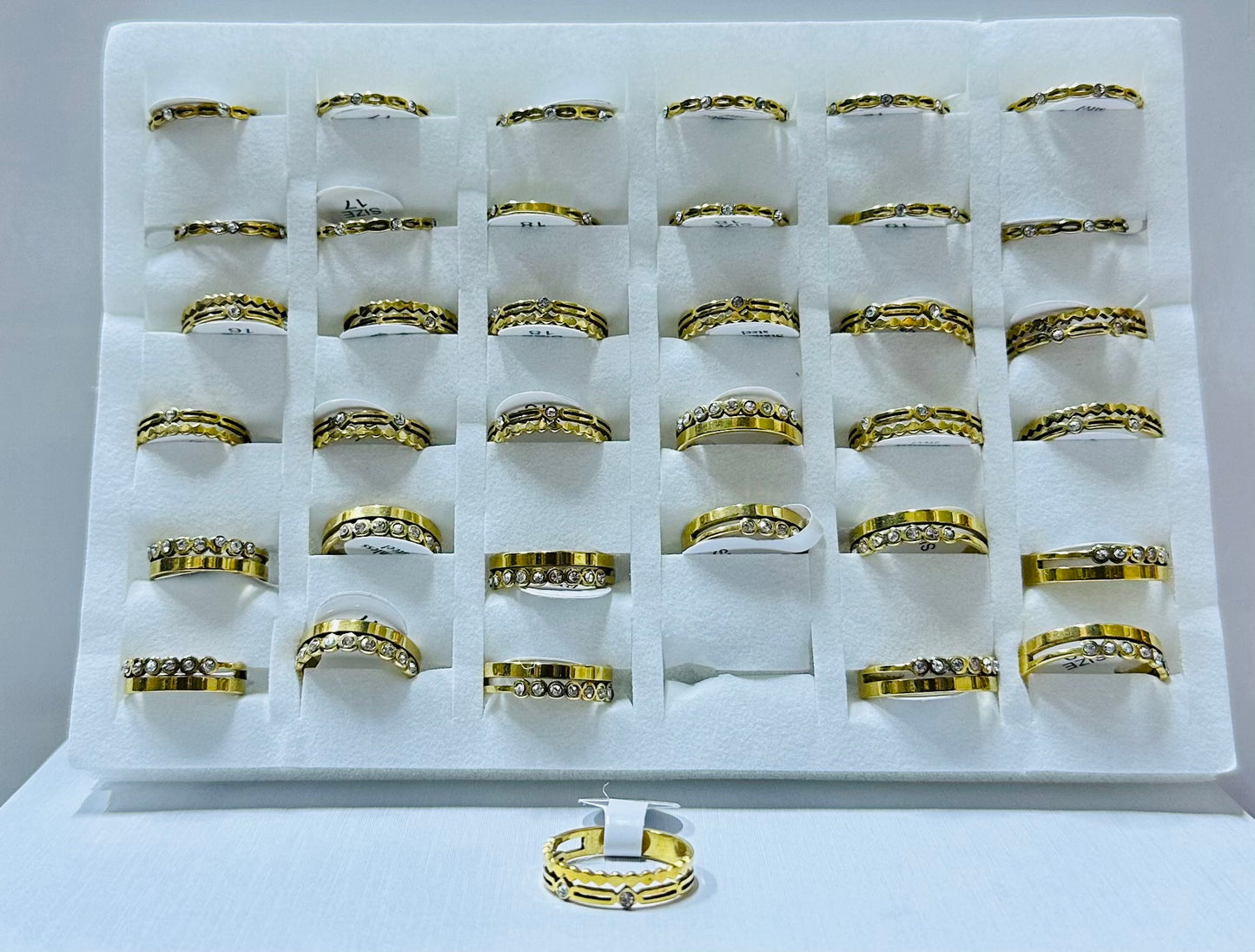 Anillo dorado con piedra (por 36 und) talla 16-20