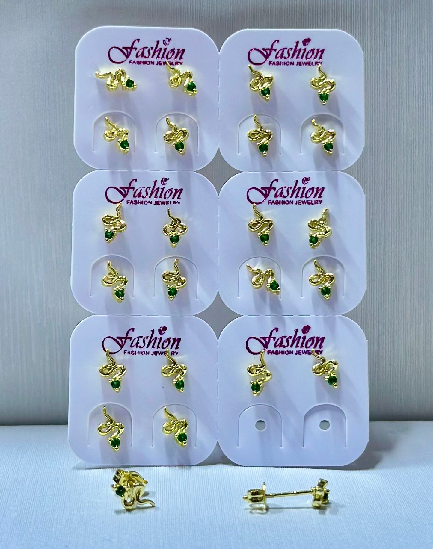 Arete miniatura serpiente por 12 pares.