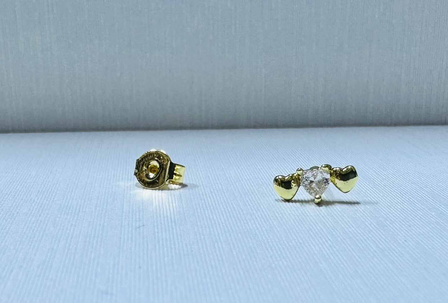 Arete miniatura corazón por 12 pares.