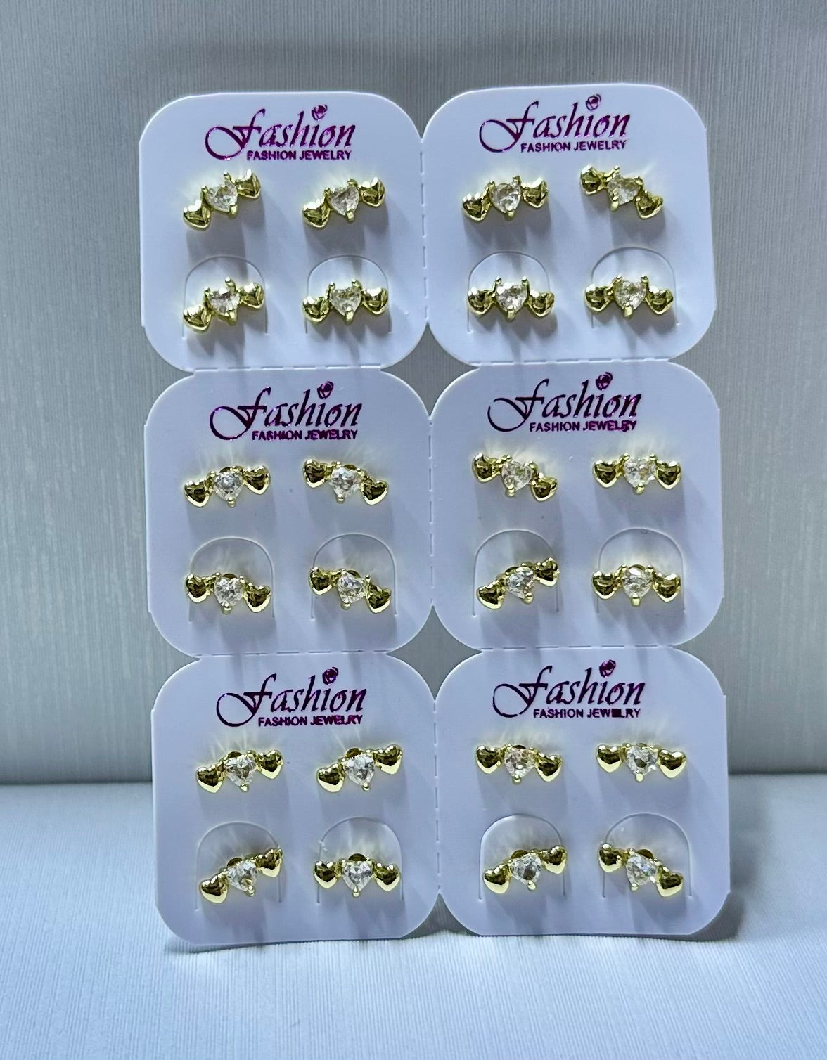 Arete miniatura corazón por 12 pares.