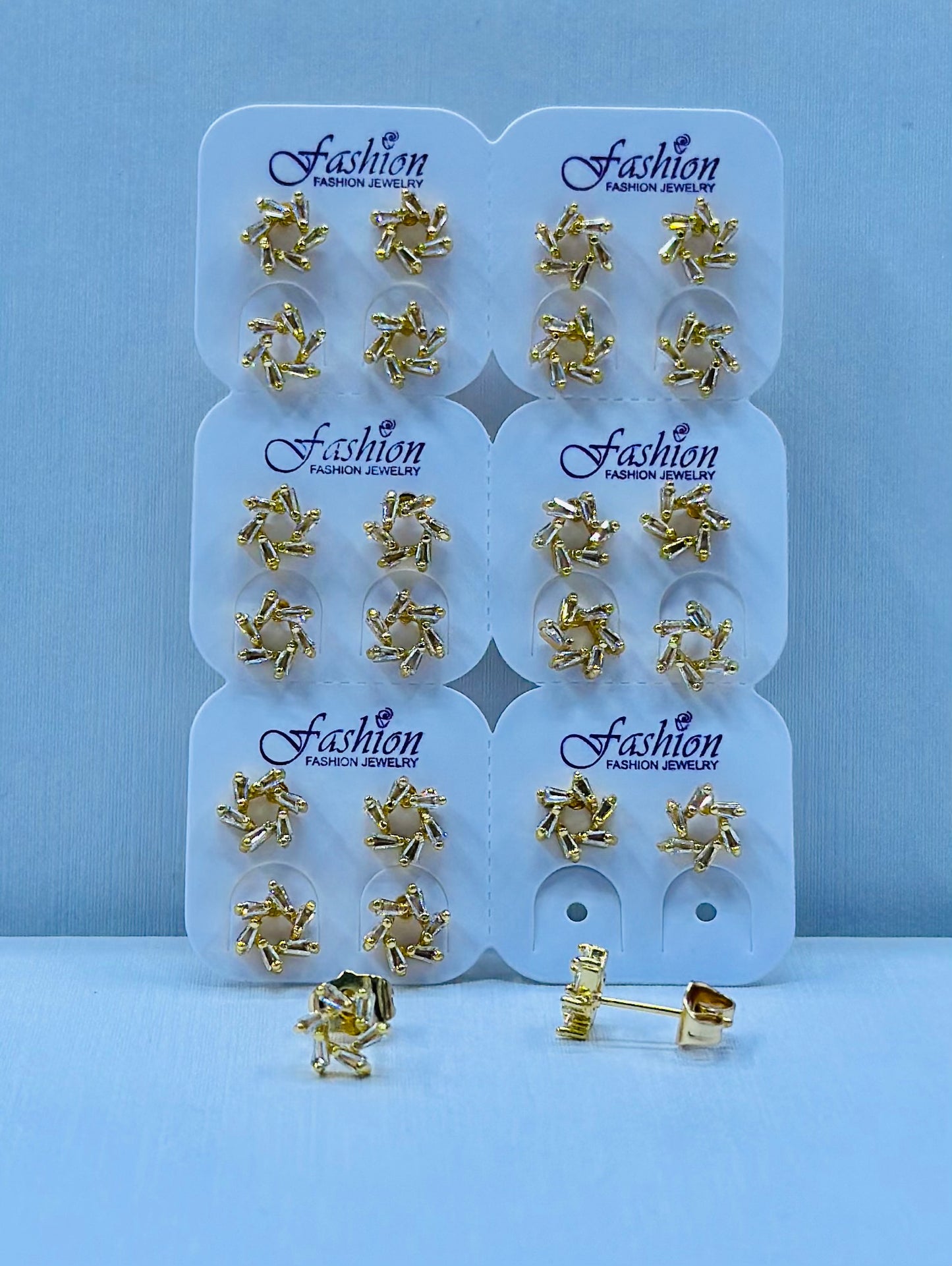 Arete bronce enchapado por 12 pares.