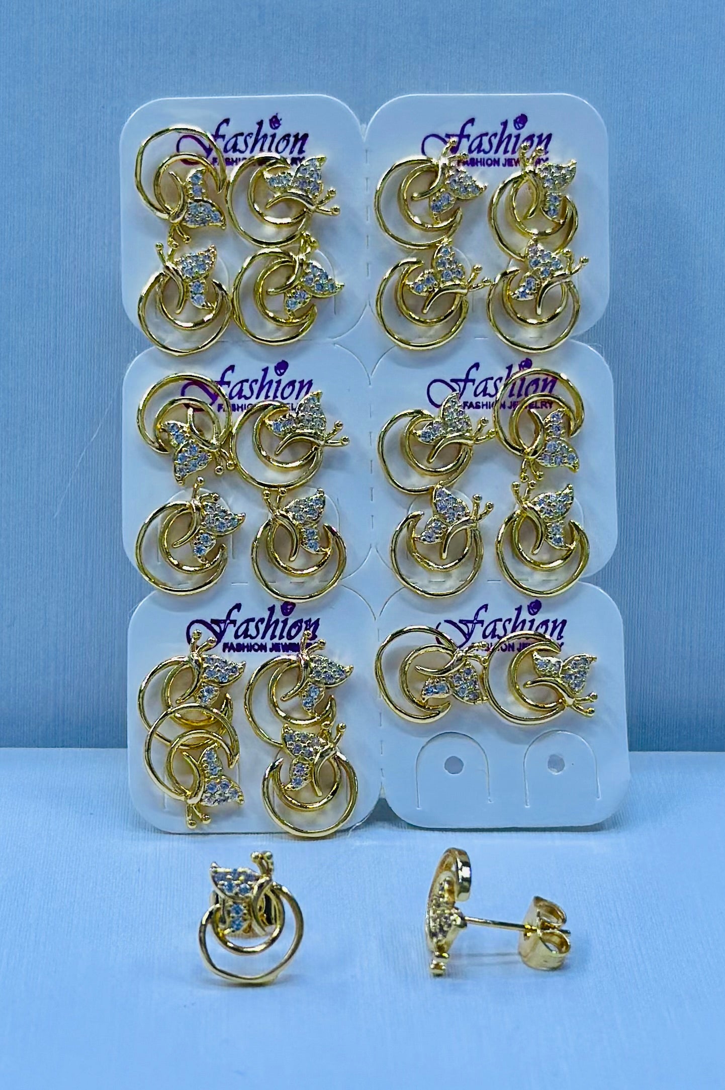 Arete bronce enchapado por 12 pares.