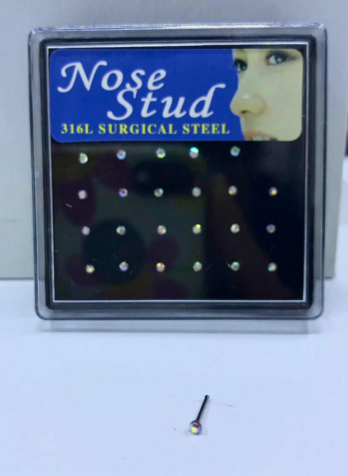 Piercing plateado de nariz con piedra tornasol por box de 24 und.