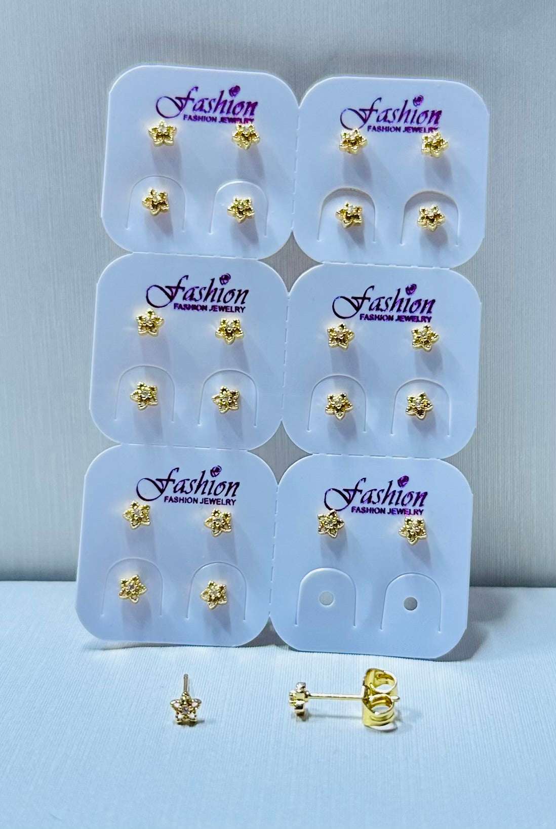 Arete miniatura estrella por 12 pares.