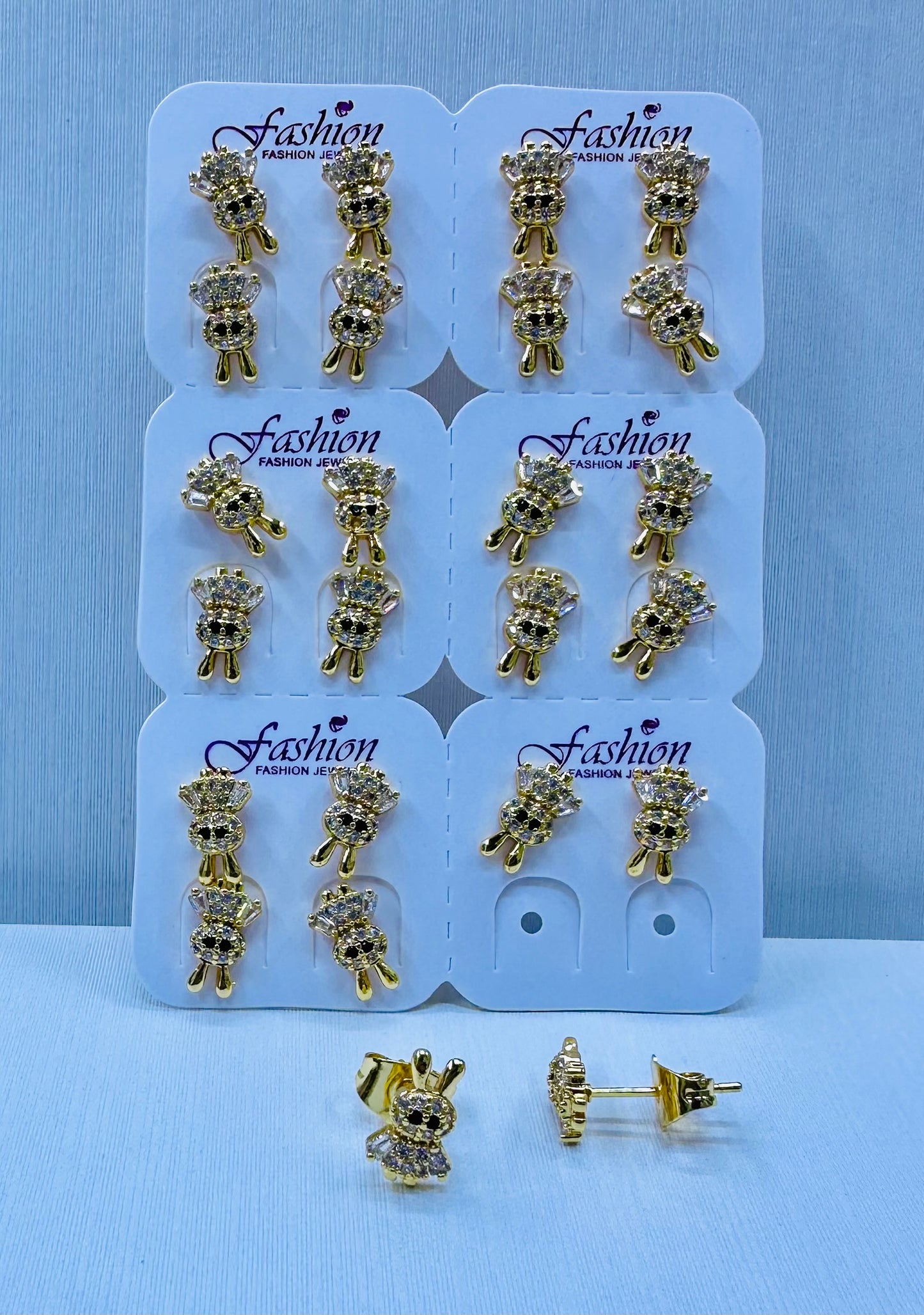 Arete bronce enchapado por 12 pares.