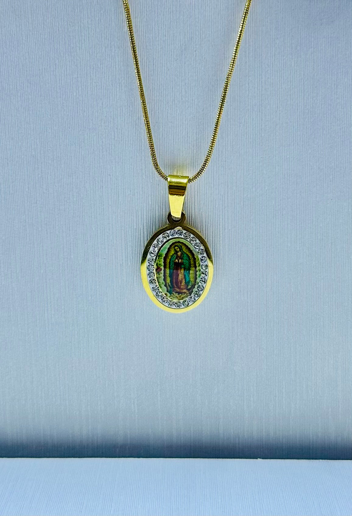 Dije Virgen de Guadalupe con piedra y barro blanco (sin cadena)