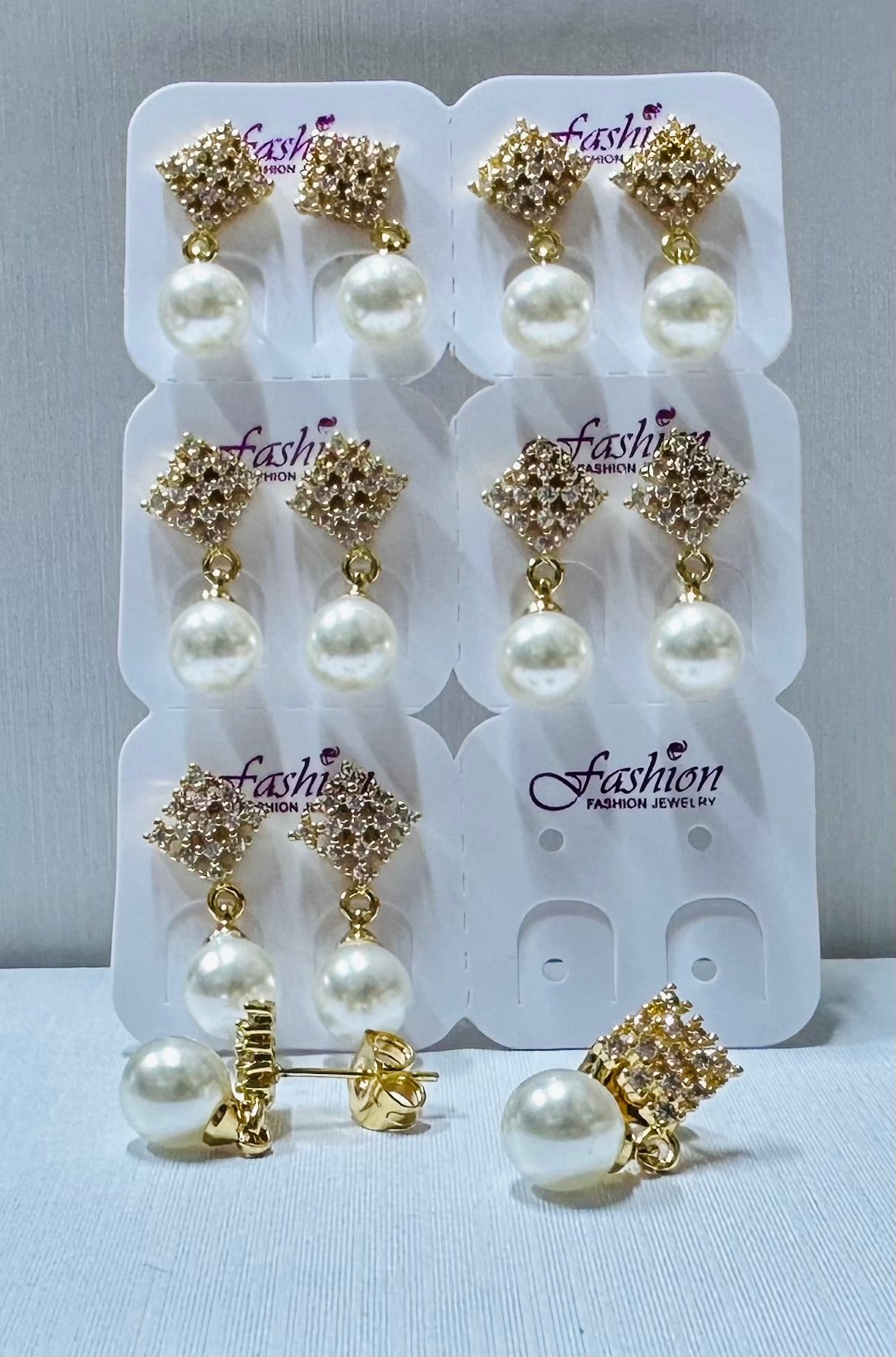 Arete con perla y piedra de zircon por 6 pares.