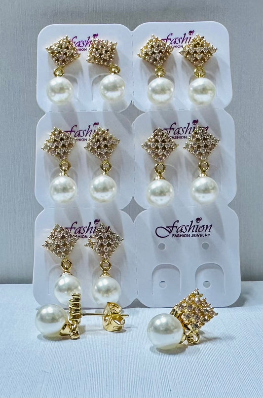 Arete con perla y piedra de zircon por 6 pares.