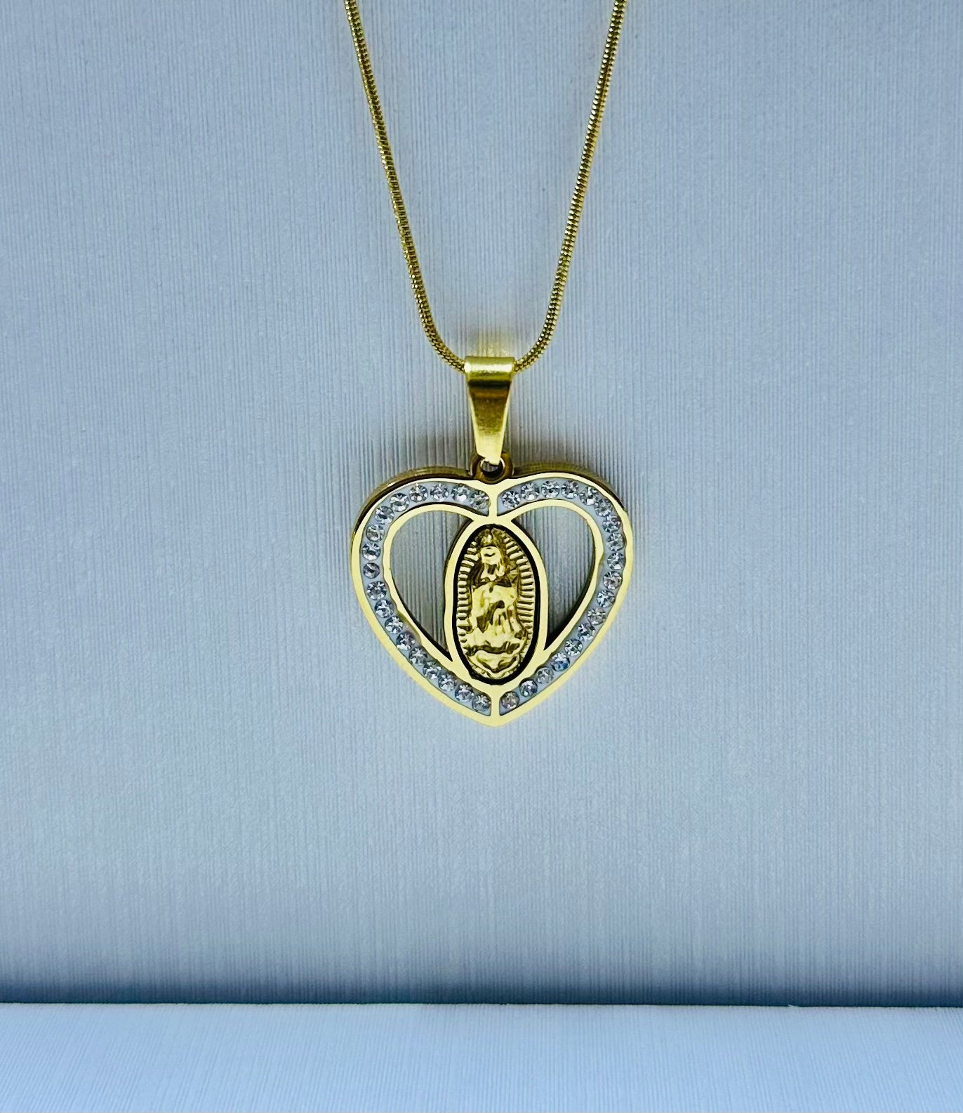 Dije Virgen de Guadalupe con piedra y barro blanco (sin cadena)