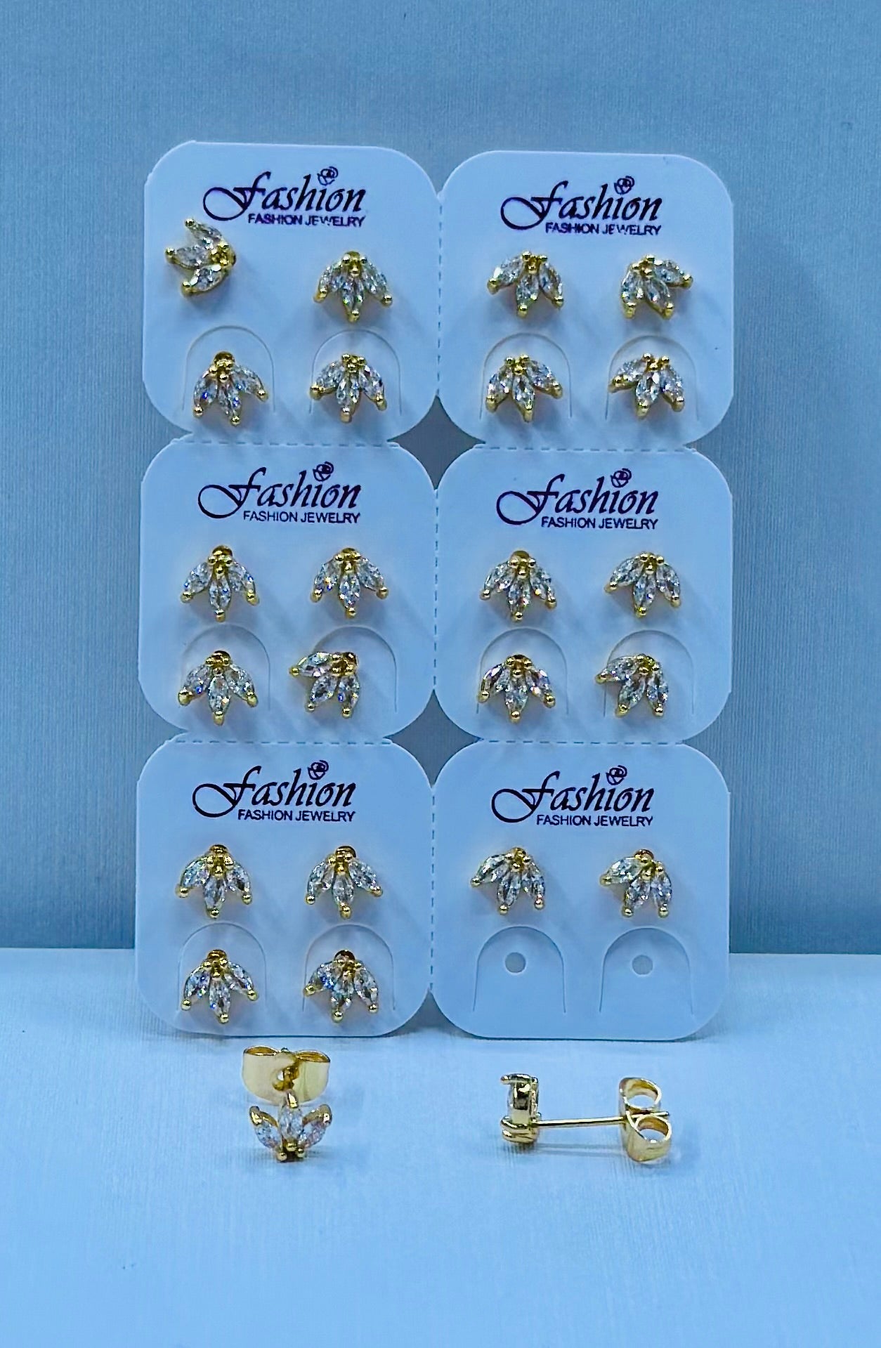 Arete bronce enchapado por 12 pares.