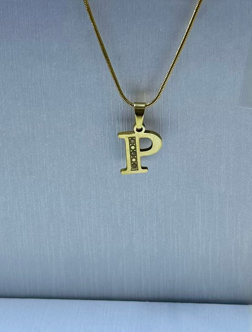 Dile letra P con piedra (sin cadena)