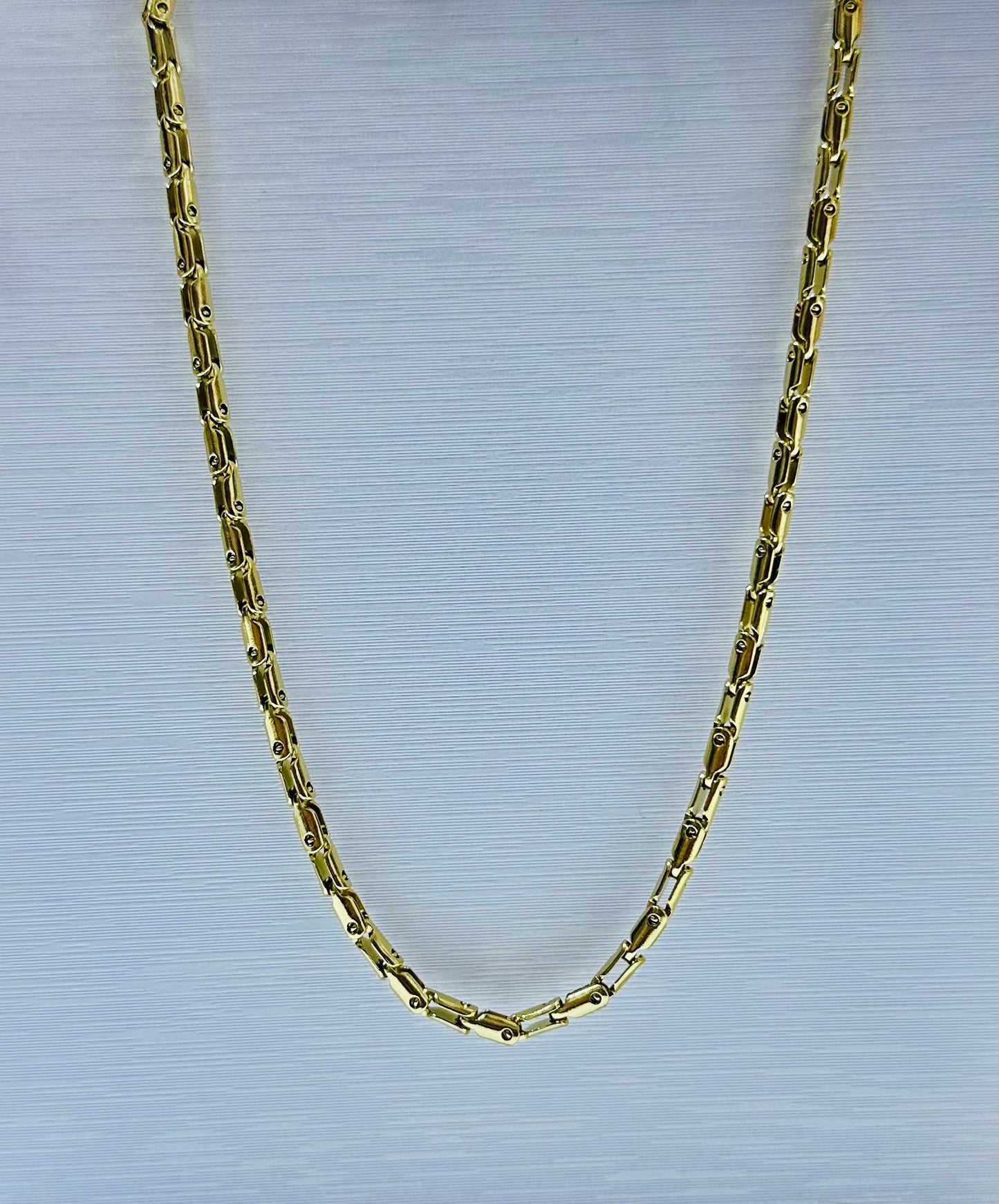 Collar en acero dorado de varón (60cm)