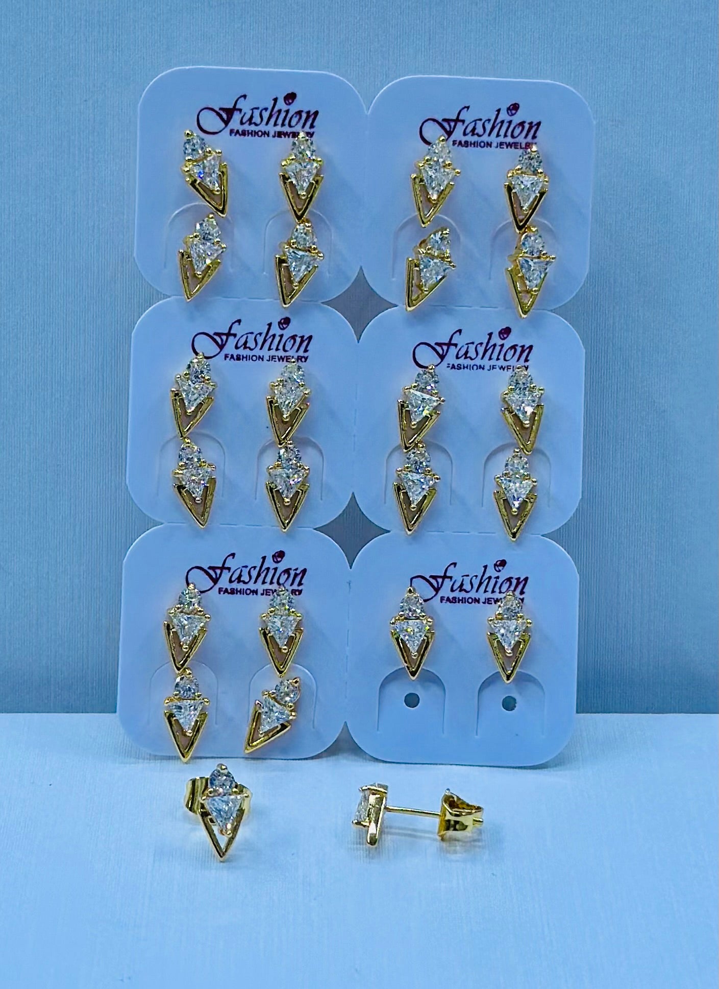 Arete bronce enchapado por 12 pares.