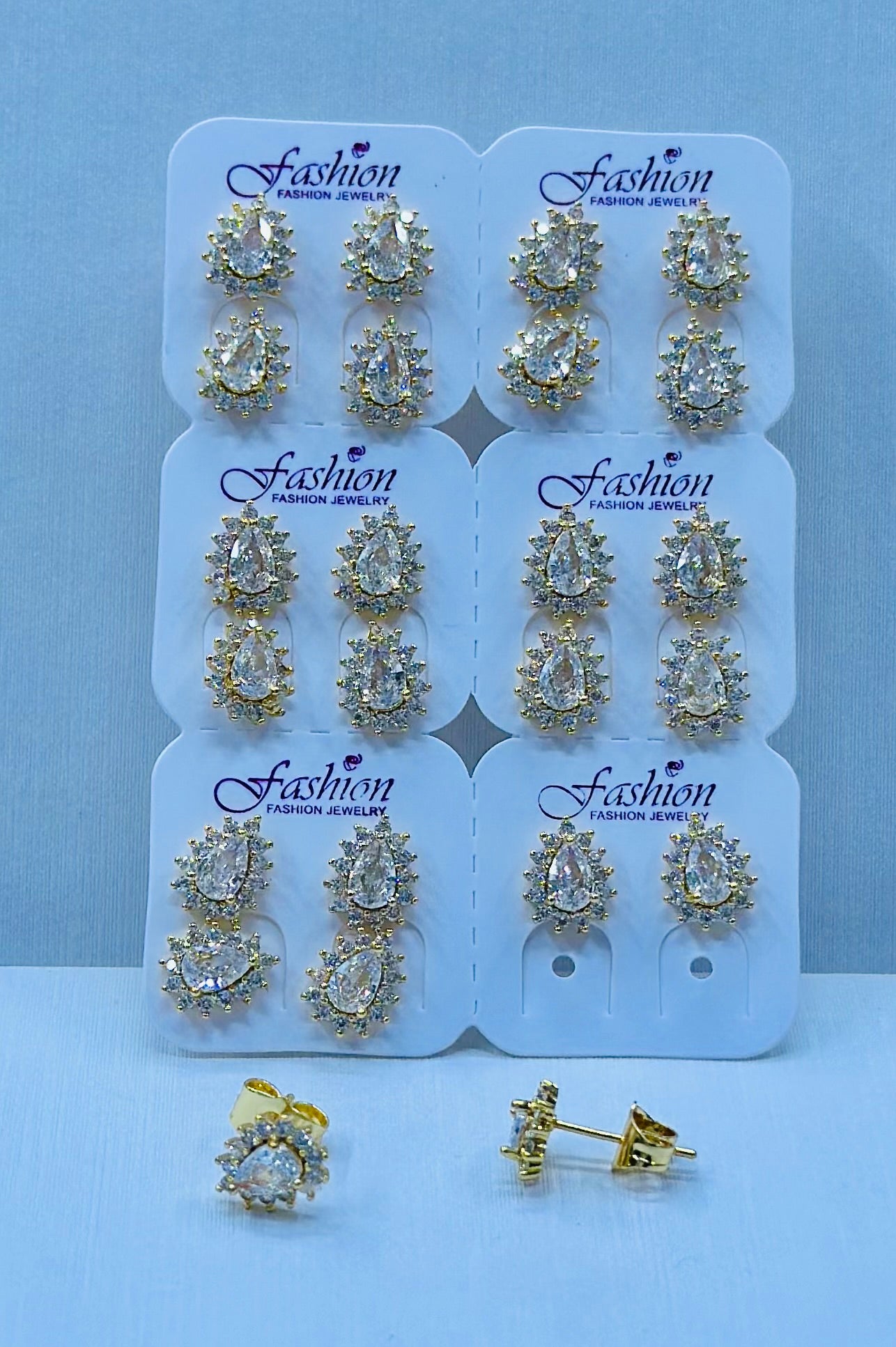 Arete bronce enchapado por 12 pares.