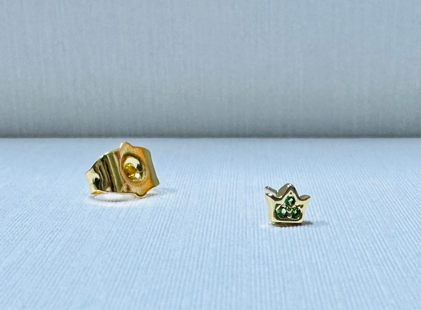 Arete miniatura corona por 12 pares.