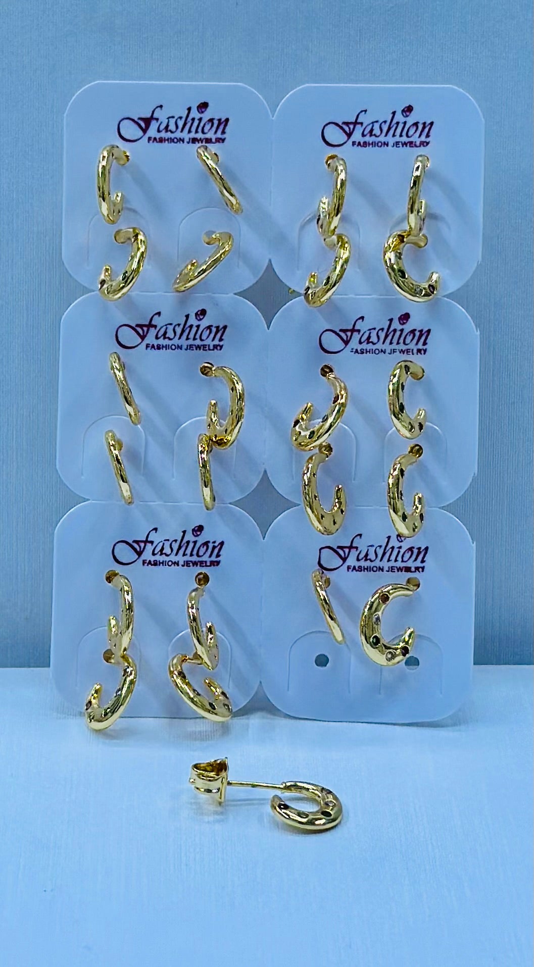 Arete bronce enchapado por 12 pares.