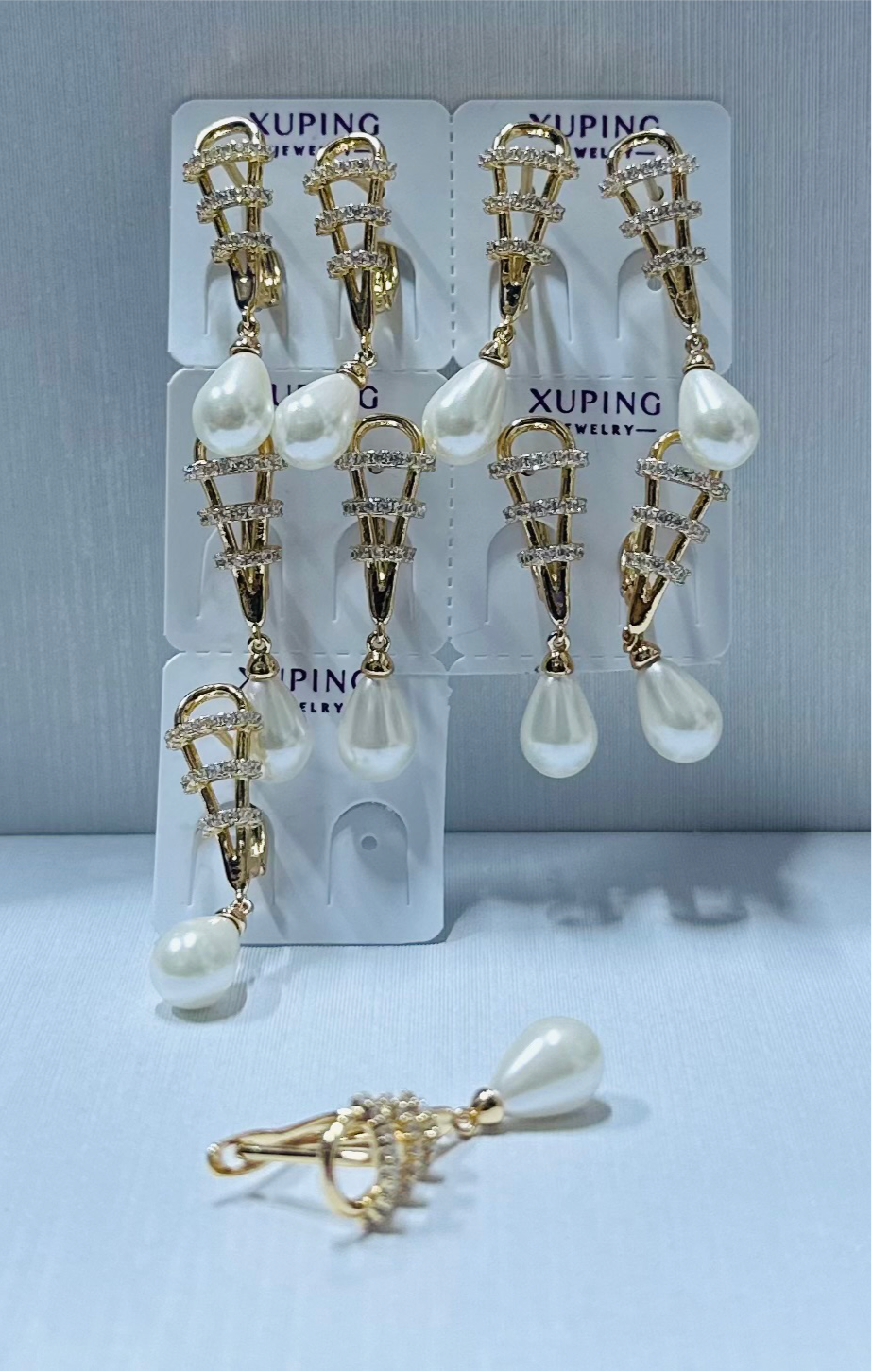Arete con piedras y perla en xuping (por 1 par)